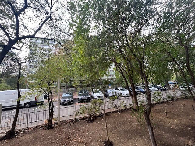Titan, str. Brancusi stradal vizavi de Parcul IOR bloc reabilitat 5 min. M