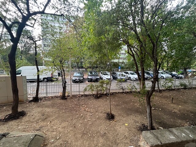 Titan, str. Brancusi stradal vizavi de Parcul IOR bloc reabilitat 5 min. M